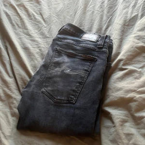 NUDIE JINZZ - Tja  Säljer nu ett par feta nudie jeans i en fin marinblå tvätt⭐️❤️ ⭐️Skick 9/10 slimfit⭐️ Byten är intressant!