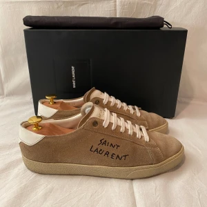 Saint Laurent skor - Saint Laurent court classic sneaker - Skick: 8/10 - Tillbehör: Box & dustbag ingår - Nypris: 6800 kr - Denna modell är stor i storlek och vi rekommenderar att gå ner en storlek