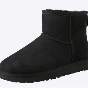 Säljer ett par svarta uggs i mjuk mocka. De är perfekta för kalla dagar med sin varma insida. Stilrena och enkla att matcha med olika outfits. Perfekta för höst och vinter! Bara använda en vinter som nya! 