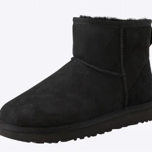 Svarta uggs - Säljer ett par svarta uggs i mjuk mocka. De är perfekta för kalla dagar med sin varma insida. Stilrena och enkla att matcha med olika outfits. Perfekta för höst och vinter! Bara använda en vinter som nya! 