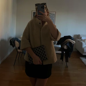 Trekvartärmad kappa - En super fin beige Trekvartärmad kappa 