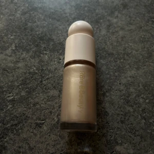 Rare beauty highlighter - Säljer den här highlightern från rare beauty i färgen enlighten, endast testad💗
