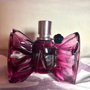 Viktor & Rolf - Bon Bon - Ca 75 ml av 90 ml kvar i flaskan.   Nypris kicks: 1800kr 90ml  Huvudnot: 	Persika, Mandarin, Apelsin Hjärtnot:	Jasmin, Kola, Apelsinträdsblomma Basnot:	Cederträ, Guaiac-träd, Bärnsten, Sandelträd