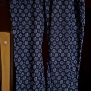 Byxor från Miss Millo - Säljer ett par blå mönstrade byxor från Miss Millo i storlek S. Byxorna har ett elastiskt midjeband för extra komfort och ett snyggt mönster som ger en unik stil. Perfekta för både vardag, fest och avslappnade tillfällen. 🌀 mudd nertill 🩷