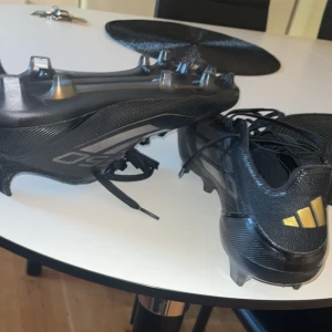 Adidas f50 - Äkta Adidas f50  Värda 2999 kr säljer för 1100 Inget kvitto eftersom dem är vunna av adidas  Använda 2 träningar
