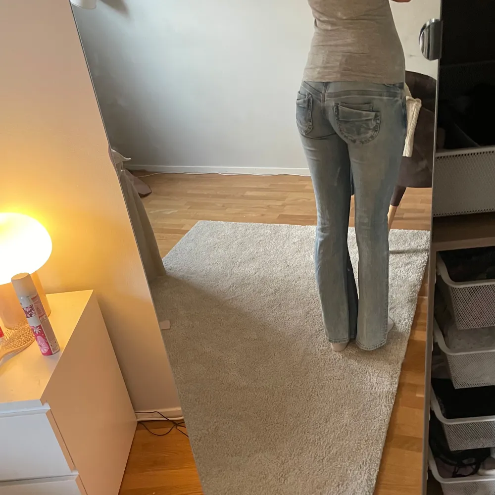 Säljer nu mina såå fina pepe jeans då dem tyvärr är lite för korta för min smak, jag är  ca173. modellen heter Venus men jag har sytt om dem till bootcut midjemåttet är ca 35cm  + stretch och innerbenslängden ör ca 81cm tror jag 💗💗. Jeans & Byxor.