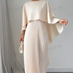 Champagnefärgad långklänning från Shein - Säljer en elegant champagnefärgad långklänning från Shein. Klänningen har en elegant design. Perfekt för festliga tillfällen. Mjukt och flödande material. Aldrig använd🌼✨