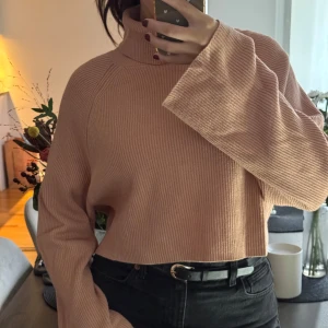 Beige ribbad polotröja  - Säljer en superfin beige/rosa ribbad polotröja från Bik Bok. Den är croppad och har vida ärmar, storlek S 🤍