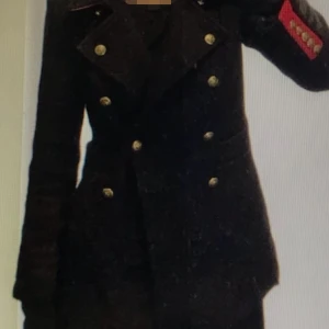 Classy kappa med guld knappar  - Classy kappa med guldknappar, den var jätte fin men kom it till så mycket användning då den är st S och jag passar M. Säljer då guldknapps koftor samt kappar blivit trendigt. Vid frågor tveka inte att skriva till mig ❤️🙏