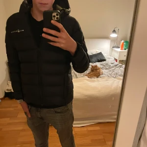 Sail racing jacka🙌 - Tjena! Säljer denna snygga vinterjackan ifrån Sail Racing. Jackan är i grymt skick.  Jackan är i storlek 170, sitter därefter litet på mig. Jackan är i färgen svart och har en fin passform. Nypris 2700kr. Vid fler frågor är det bara att höra av er!🙌🤝