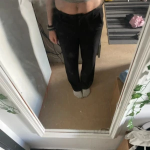 Svarta kostym byxor  - byxor från vero moda då dom inte kommer till användning. Varit väl omhändertagen men har små tecken på användning! Bra i storleken och är 1,60 strl xs/30 köpta för 400. Pris kan diskuteras  