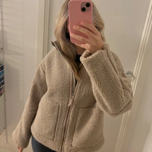 Hm teddyjacka  - Hm teddyjacka köpt på Vinted men säljer vidare. Lappen avklippt med strl xs!!