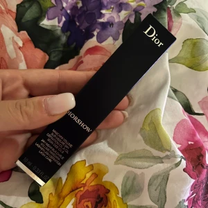 Diorshow Mascara - Säljer en lyxig Diorshow Mascara från Dior. Den kommer i en elegant svart förpackning och är perfekt för att ge dina fransar volym och längd. Perfekt för en glamorös look!