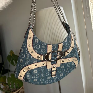 Denim handväska Guess - Trendig vibtage handväska, denim 🤍  Mitt pris: 250kr 