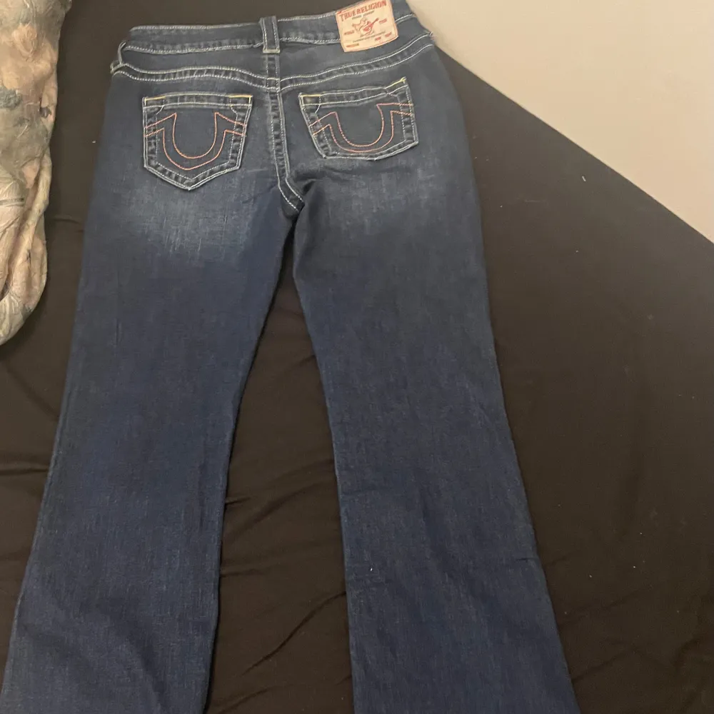 Helt nya och oanvända true religion jeans beställde dem i fel storlek 💞. Jeans & Byxor.