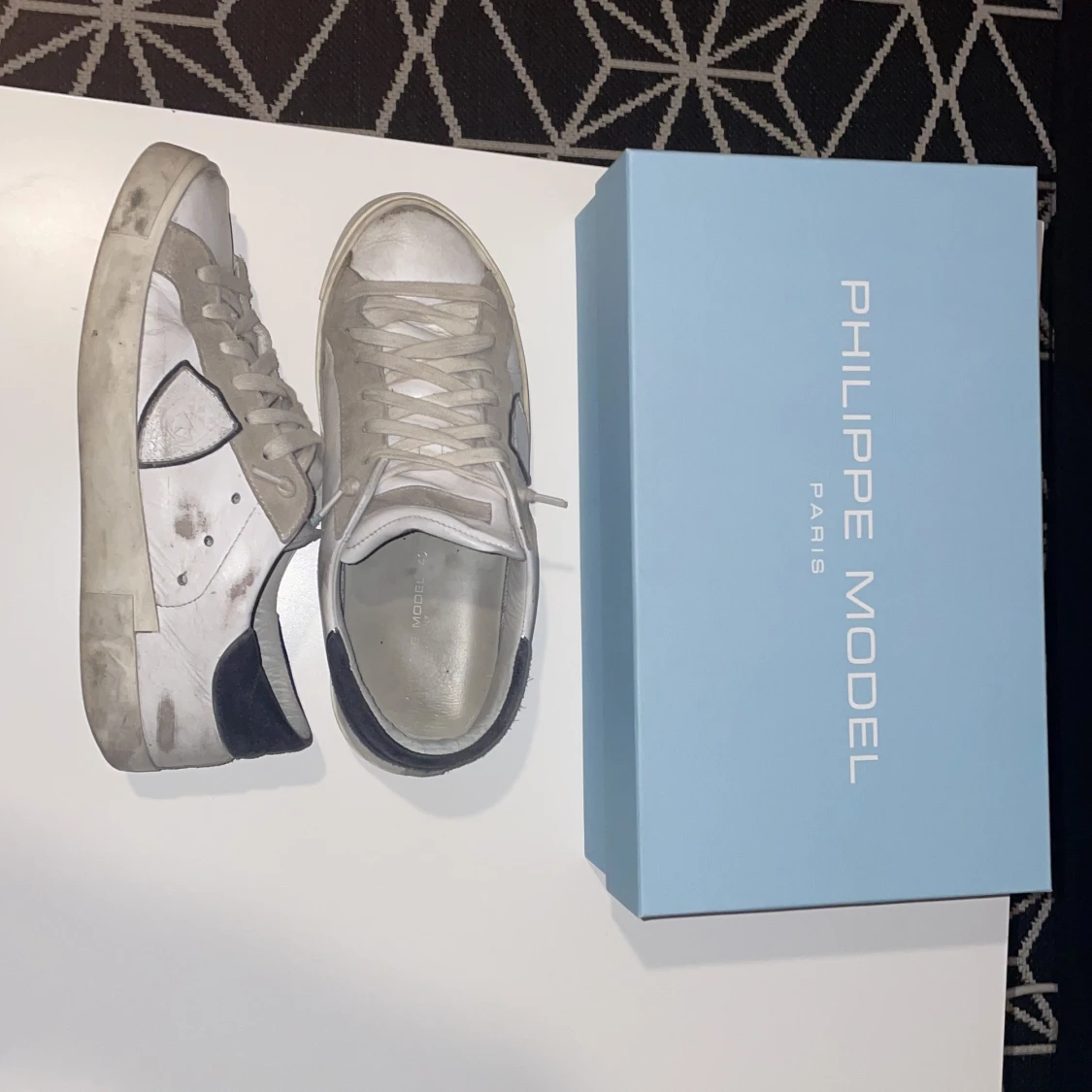 Vita sneakers från Philippe Model