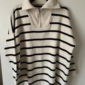 Vit randig tröja  - Normal i storleken passar S/M, använd bara ett par gånger, ser helt ny ut