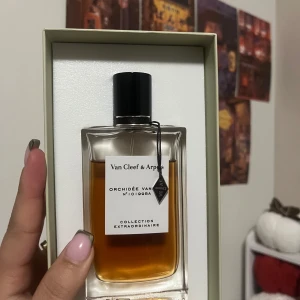 Van Cleef vanille  - Säljer denna underbara doft ca 60ml kvar av 75! Säljer den så jag köpt en massa parfymer på senaste och det har stått mig alldeles för dyrt så där av säljer jag denna lyxiga märkes doften av van cleef🍂