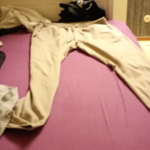 Beige byxor från Icono - Säljer ett par bekväma beige byxor från Icono i storlek L. De har en elastisk midja för extra komfort och är perfekta för en avslappnad stil. Passar bra till både vardag och chill hemma.