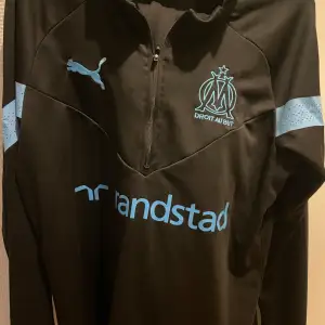 Marseille tracksuit, både tröja och byxor i jätte fin skick.