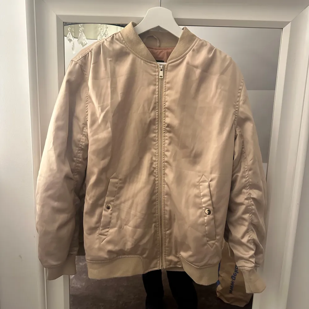 beige bomber jacka i bra skick, är oversize i modellen har två små fläckar men som knappt syns, kanske går bort i tvätten . Jackor.