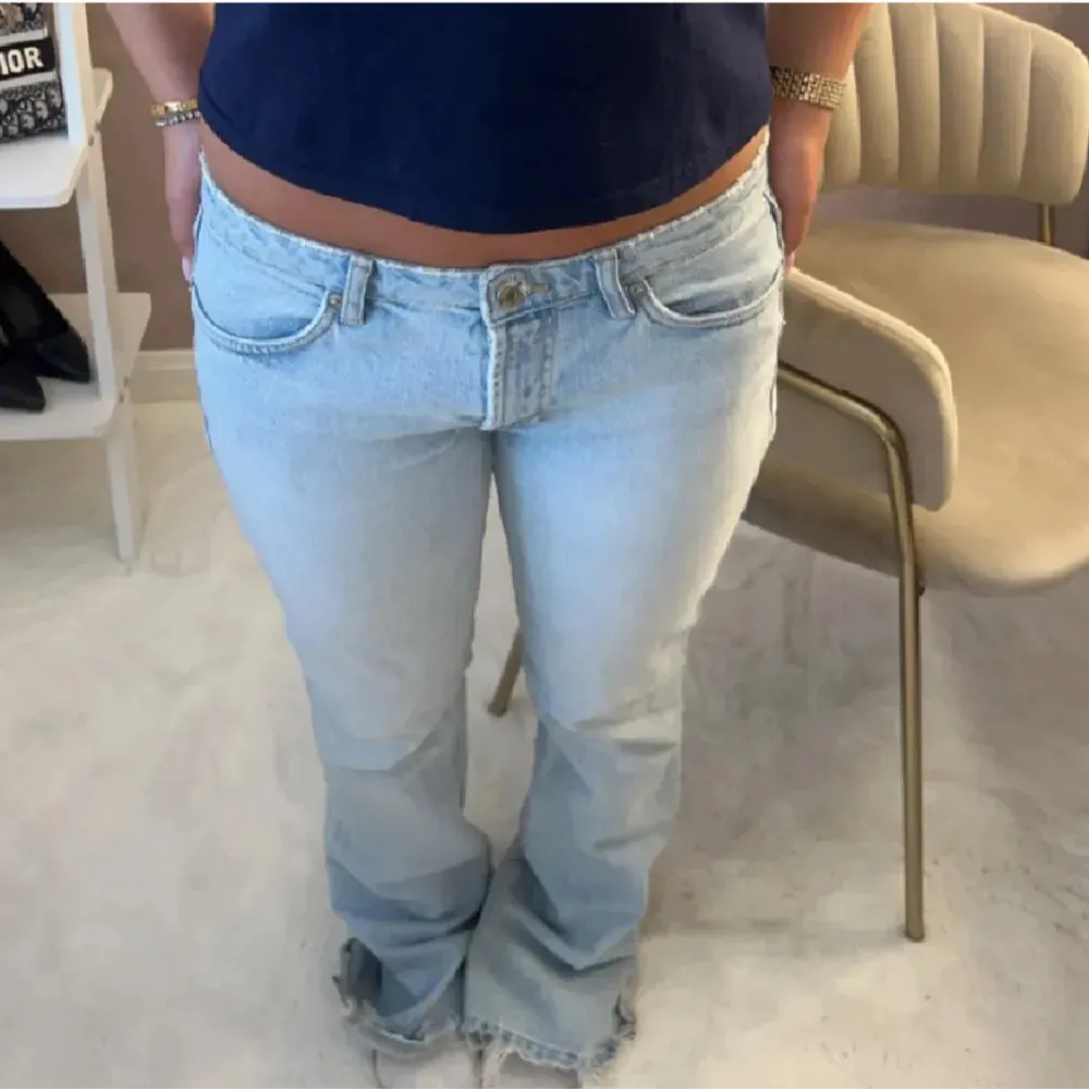 skit snygga lågmidjade bootcut jeans från zara💗. Jeans & Byxor.