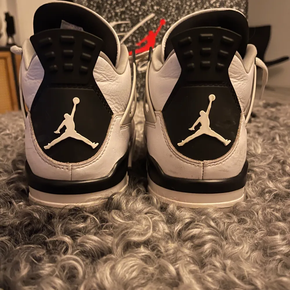 Säljer dessa snygga jordan 4:a storlek 43 eller uk 9. nypris:4000kr skick7-8/10, kom dm för frågor. Skor.