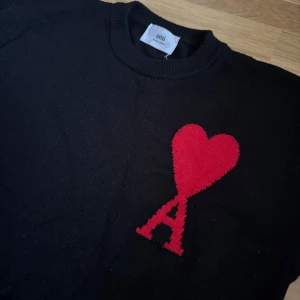 Ami paris stickad - En välidgt fin och sparsamt använd svart ami paris tröja. Skick 10/10 används fåtal gånger och har inga slitningar. Den är perfekt nu under de kallare månaderna.❄️  Priset går och diskutera!💸