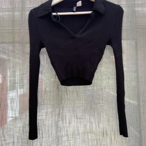 Långärmad  - Säljer en svart v-ringad topp i xs och en vid topp utan axlari s från Gina tricot.  Säjer båda för 99kr eller 60kr st 