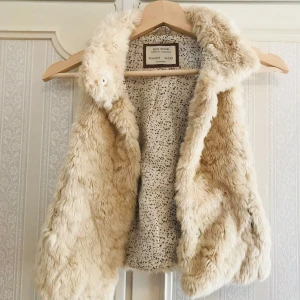 Zara Väst Barn - En fluffig väst från Zara, en knapp är lite lös längst upp som på bilden, den har varit använd några gånger men säljer då mig syster växt ur den:) Den är i storlek 116, skickas mot portokostnad🤍