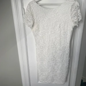 Vit spetsklänning - Säljer en superfin vit spetsklänning med korta ärmar. Den har ett vackert mönster och är perfekt för sommarens alla fester. Klänningen är i nyskick, använd en gång! Jag trivdes inte i modellen. Perfekt för student! Tar såklart emot prisförslag