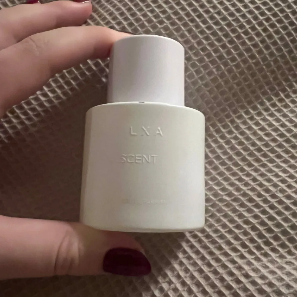 Linn Ahlborg x LXA Scent 01 parfym.  Eau de Parfum 50 ml.   Typ oanvänd, max 10 sprut tagna.   Toppnot: Bergamott, citron, apelsin, svarta vinbär Hjärtnot: Apelsinblomma, cyklamen, ylang  Basnot: Vanilj, mysk, cederträ, vetiver . Parfym.