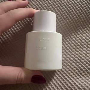 Linn Ahlborg x LXA Scent 01 parfym.  Eau de Parfum 50 ml.   Typ oanvänd, max 10 sprut tagna.   Toppnot: Bergamott, citron, apelsin, svarta vinbär Hjärtnot: Apelsinblomma, cyklamen, ylang  Basnot: Vanilj, mysk, cederträ, vetiver 