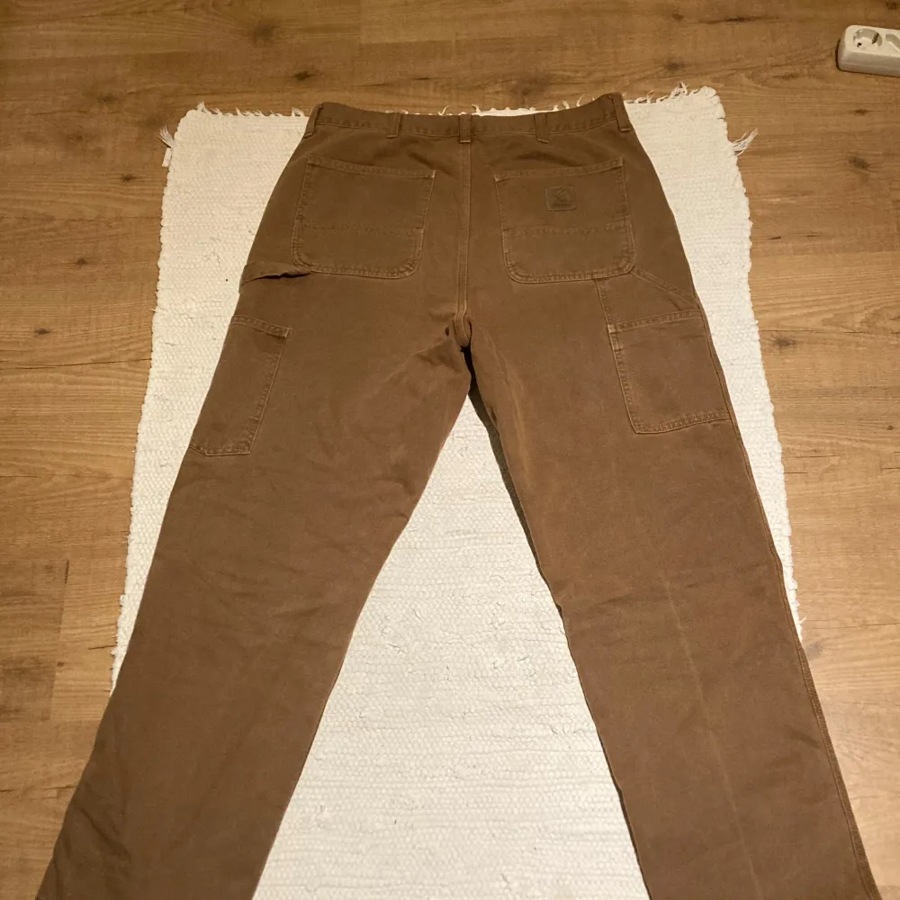 Carhartt byxor som Inte passar mig längre o därför säljer jag dem.  Annars är dem praktiskt taget nya. Nypris 1500kr ca. Jeans & Byxor.