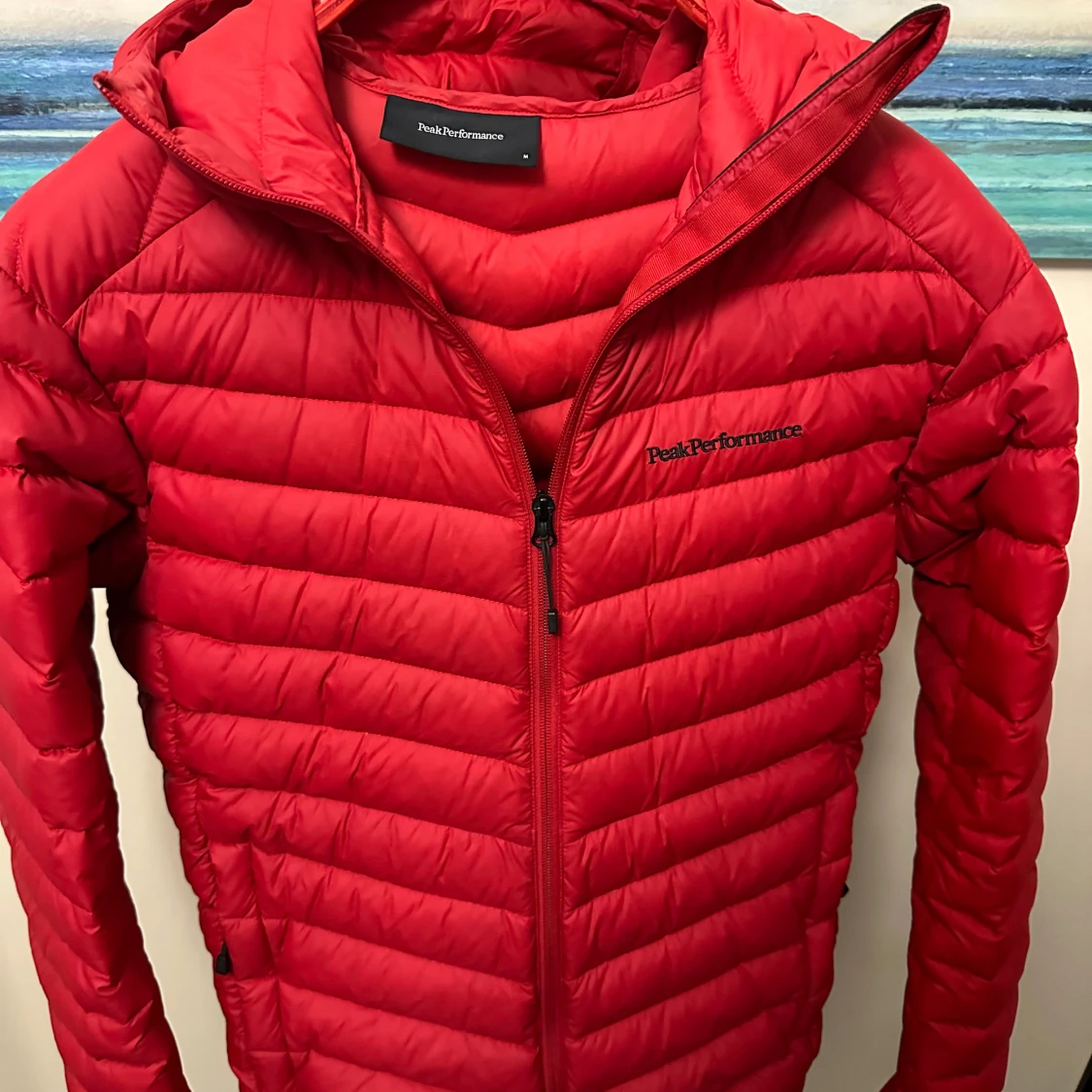 Röd dunjacka från Peak Performance