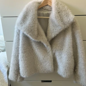 Päls jacka - Köpt second hand och den har inga lappar, bara att höra av dig privat för fler bilder/frågor💕