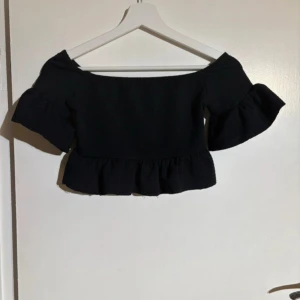 Svart gullig topp - Svart gullig topp  Kort och skönt material 