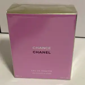 Säljer en elegant och fräsch Chanel Chance Eau de Toilette. Förpackningen är i en snygg ljuslila färg med en stilren design. Flaskan innehåller 100 ml. Plast finns fortfarande på. Pris kan sänkas vid snabb affär.