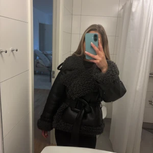 Adoore jacka  - Säljer denna jacka i Stl xs använd 3 gånger mkt bra skick. Den passar även Stl s