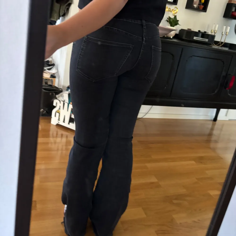 Säljer ett par svarta lågmidjade jeans från hm i storlek 36. Jag har sprättat upp byxorna en gång längst ner eftersom att de var för korta men ingen stor skillnad märks. Köptes för 299kr och säljs för 220kr för det bra kvalitet på byxorna.. Jeans & Byxor.