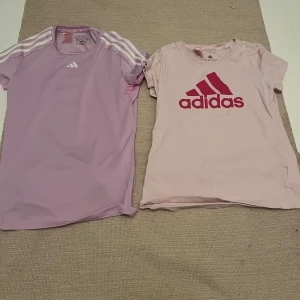 Två addias tröjor - Två rosa addidas tröjor som är i perfekt skick.Båda i samma storlekar/13-14 år .Det är perfekt som en present eller bara vanlig kläder. Ena är inte ens använd.