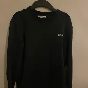 Lacoste sweatshirt i storlek xs som är i fint skick! Använd ett få tal gånger men inget som märks betydligt mycket. Skick 8/10