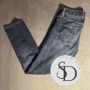 Replay Jeans, slim fit - Trendiga Replay jeans med väldigt snygga slitningar, Slimfit! Storlek 30/32! 