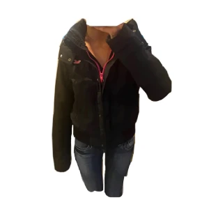 Hollister jacka  - Väldigt mörk marinblå hollister vinterjacka med rosa detaljer. Den är i jätte bra skick och har använts en säsong 