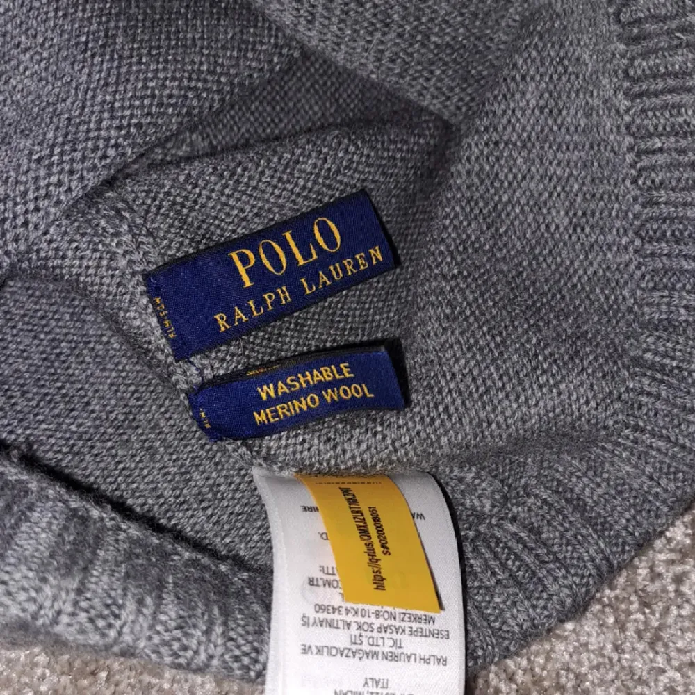 Säljer min Ralph Lauren mössa för jag inte använder. Accessoarer.