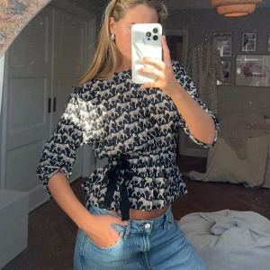 Coool blus - Säljer denna såå coola blus älskar den🐆🐆🐆🎀🎀🎀