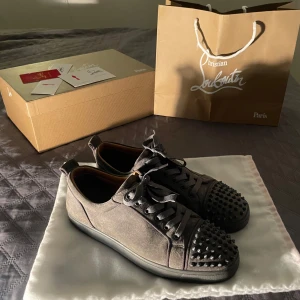 Louboutin skor - Skicket är inte de bästa, 7/10 men dem är riktigt fina. Säljer dem pga storlek.