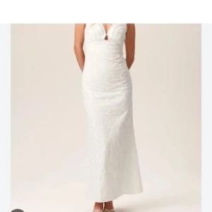 Adoore klänning - Säljer denna vita adoore klänning i storlek 34, klänningen är helt ny med alla lappar kvar, säljes pågrund av att jag köpte fel storlek. Bilderna är lånade, egna bilder kan fås 