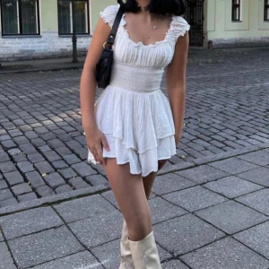 Svart princess polly klänning  - Ursnygg höstklänning, stretchig i tyget och  sitter så smickrande på! Precis likadan som den vita (samma märke och allt) fast i svart. Köpt som romper men omsydd till klänning då jag själv fann det bekvämare! Priset är diskuterbart☺️