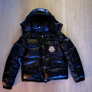 Moncler k2 dunjacka (svart)  - Unik Moncler jacka som är extremt fet till vintern| Skick 7/10| lagat hål på ryggen men som man inte tänker på vid användning| Skriv för bilder! Mitt pris 3000 kr|Kvitto finns! Hör av dig vid funderingar| Använd gärna ”köp nu”| Mvh Elias💙